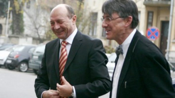 Preşedintele a decorat intelectualii